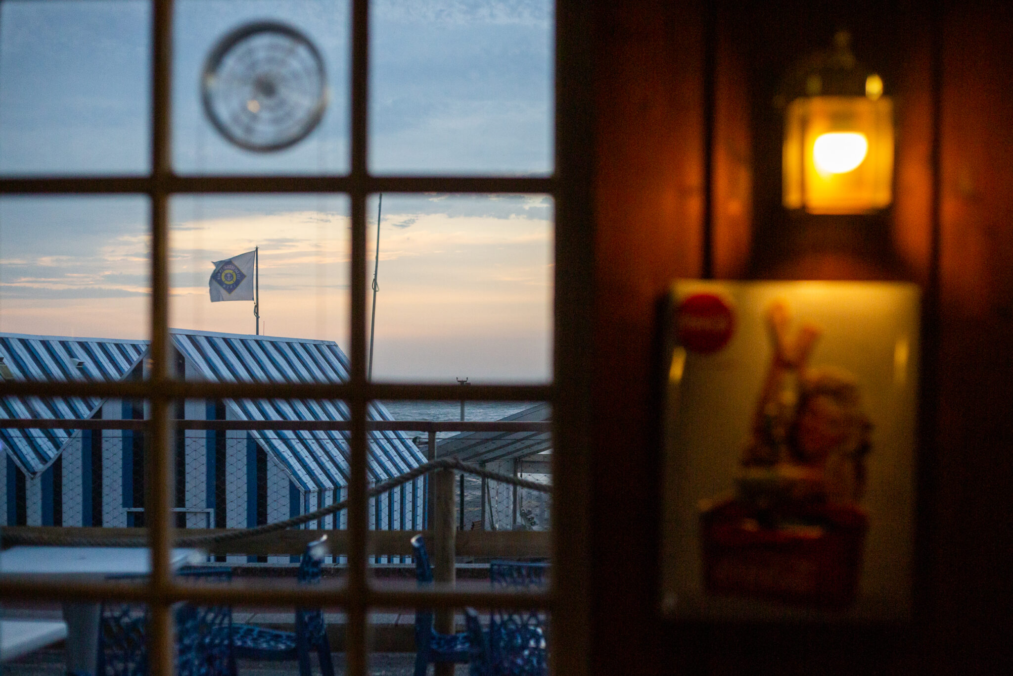 Pub La Sirène intérieur de nuit vue sur la mer