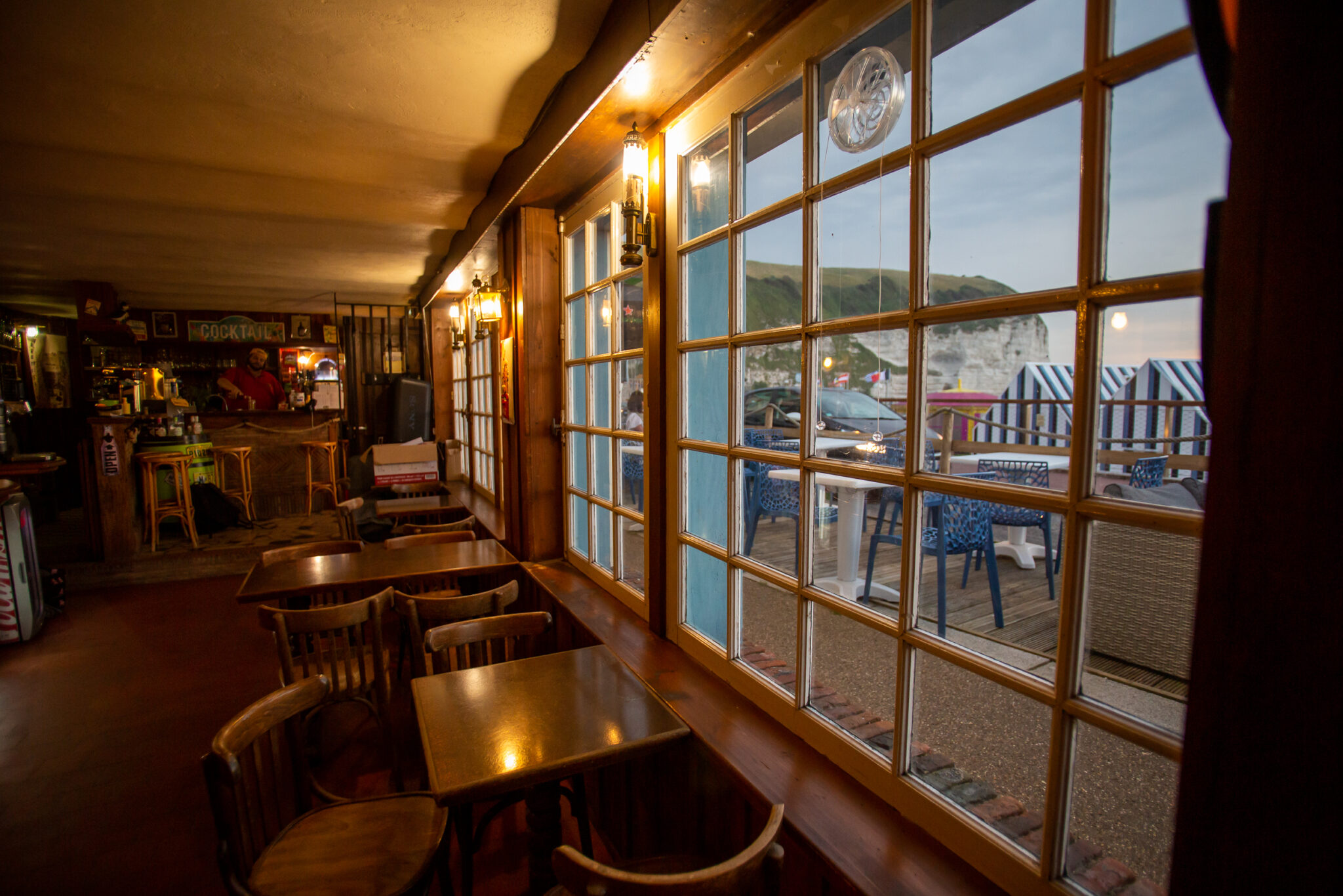 Pub La Sirène intérieur de nuit vue sur la mer