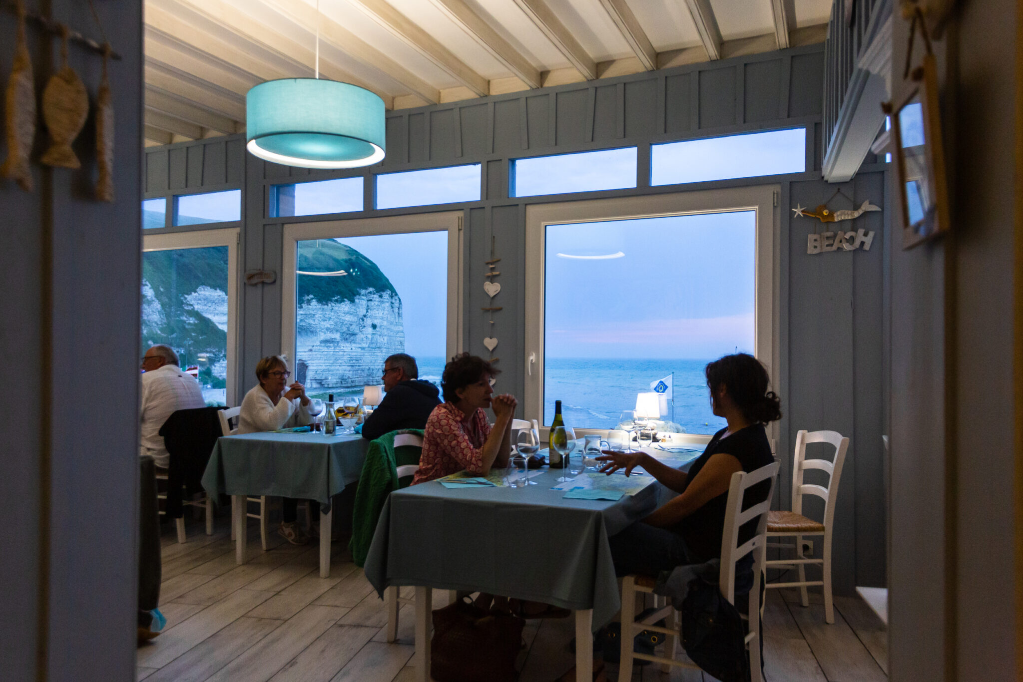 Restaurant La Sirène grande salle vue sur la mer de nuit